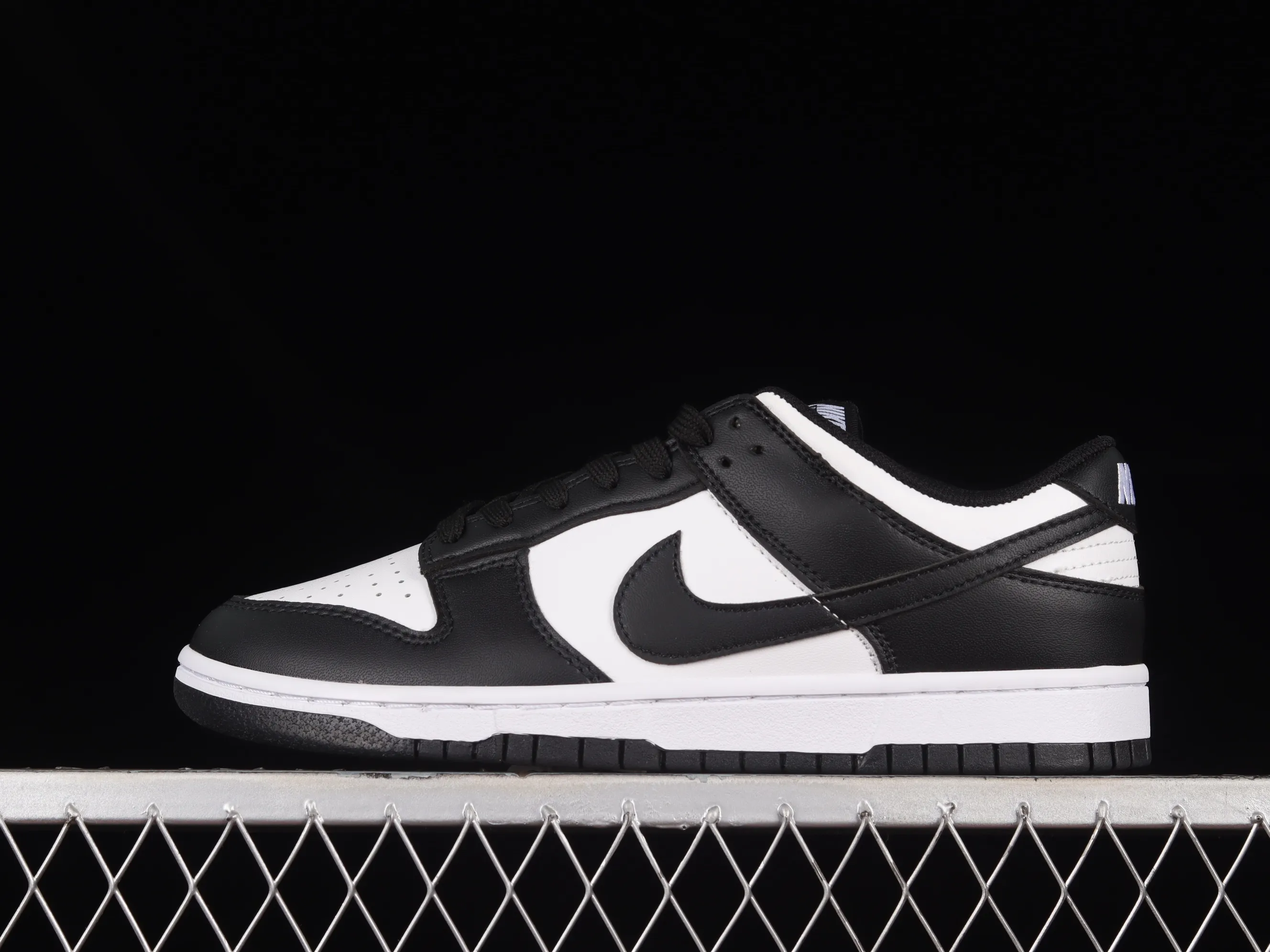 All Categories Nk SB Dunk Series Nk SB Dunk Low Low-top Sneakers B1 Special Price Nk SB Dunk Low Black and White Panda SB Smashed Backboard Fashion Casual Sneakers DD1391-100